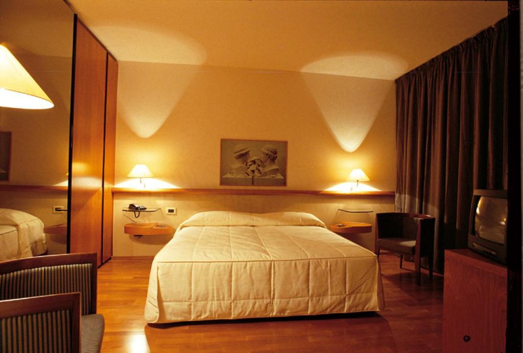 Grand Hotel Berti Silvi Marina Rum bild